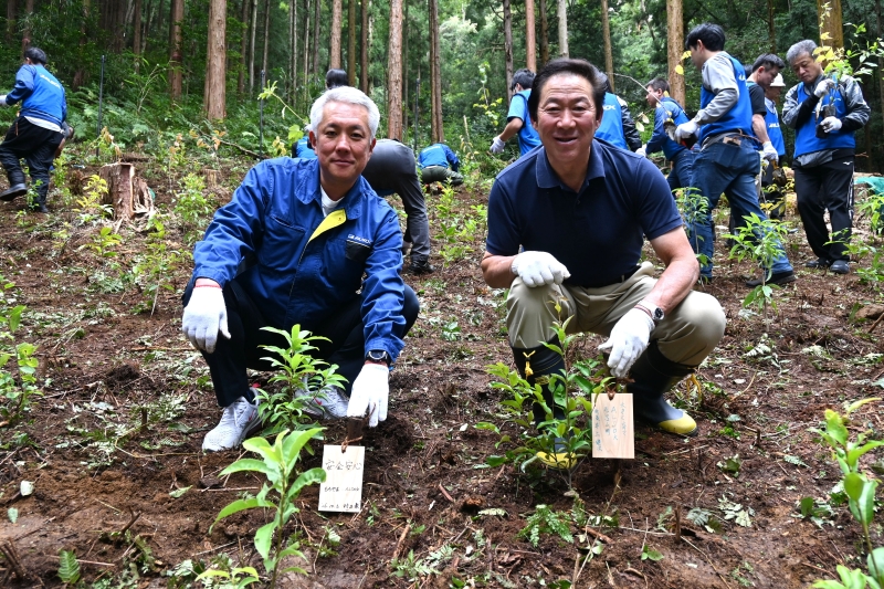 植樹活動に参加した村井豪ALSOKグループCEOと毛呂山町の井上健次町長