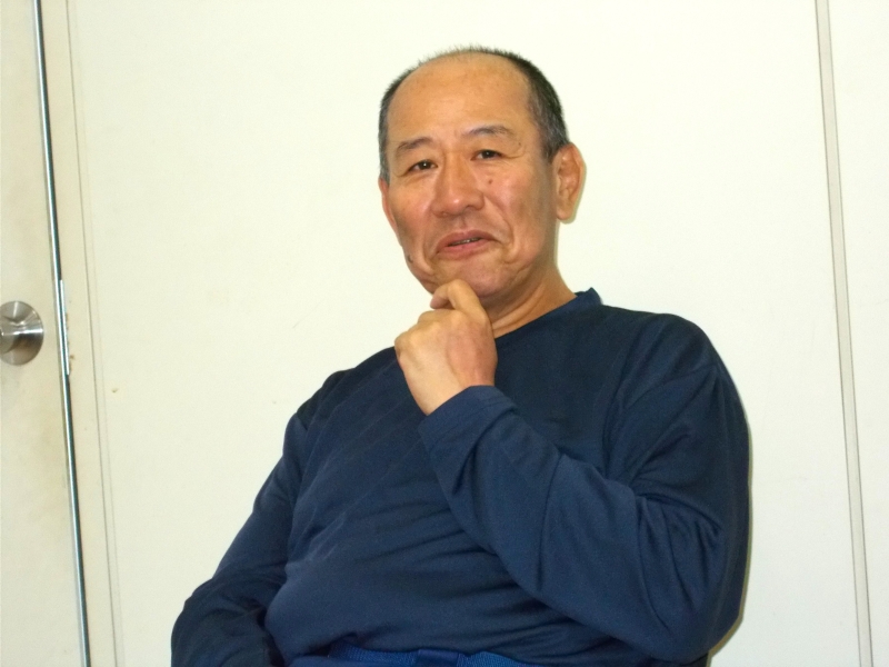 インタビューに答える徹工業の古屋徹社長＝久喜市桜田の本社