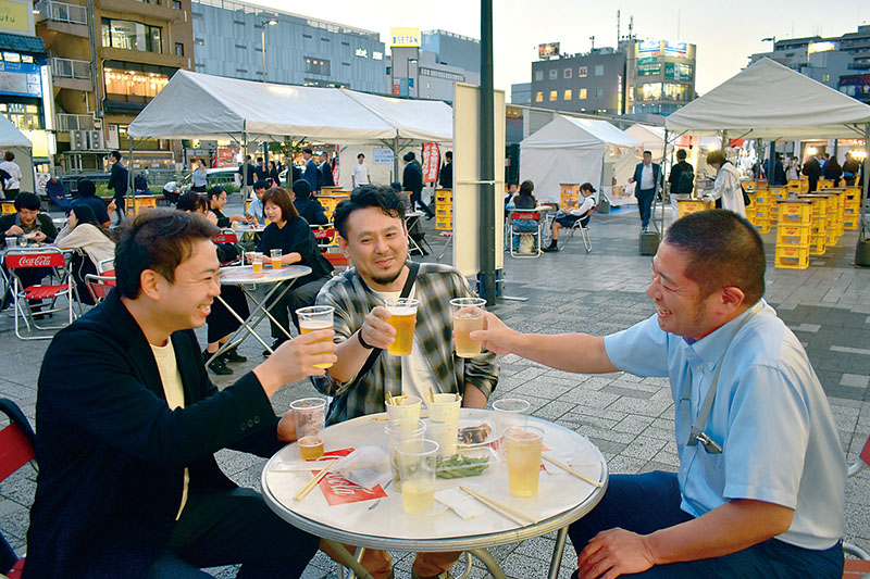 さいたま市産の食やビールを堪能する来場者