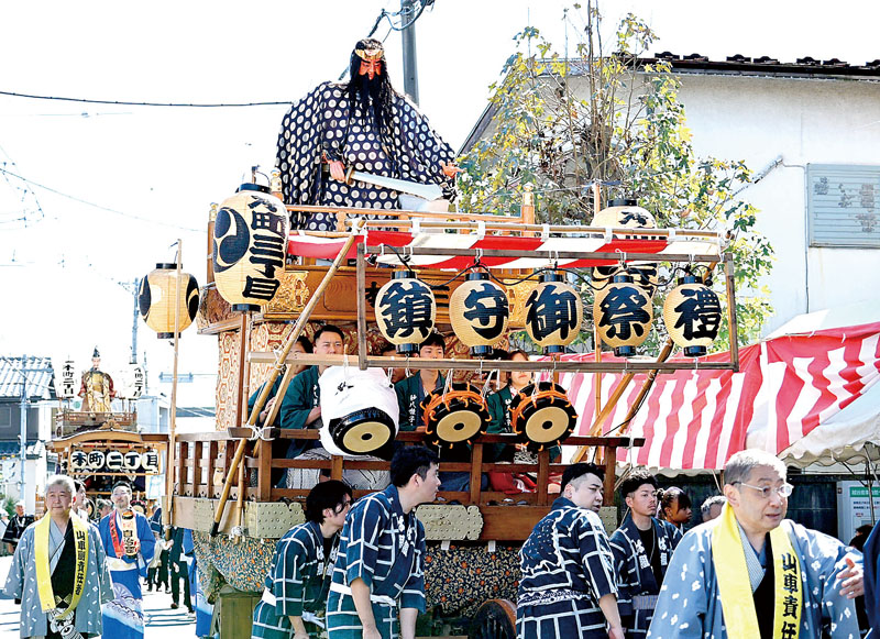 越谷市の八ケ町内を進む山車