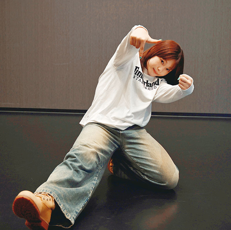 「ストリートダンスの魅力を国内にも広めたい」と意気込む嶋内ひなたさん＝富士見市のダンススタジオ