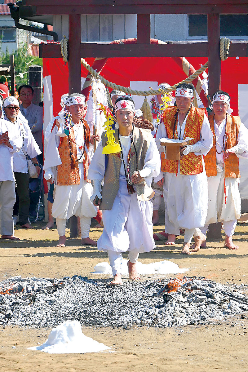 火渡りの神事で、護摩をたいた跡の灰の上を歩く山伏たち