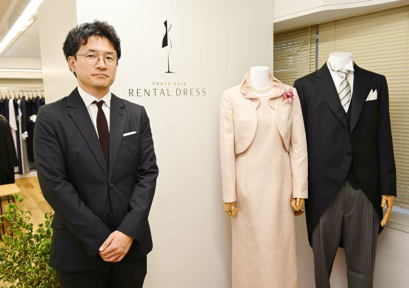 「シルエットの美しい装いでハレの日を演出したい」と話す小川浩一さん＝13日、さいたま市大宮区