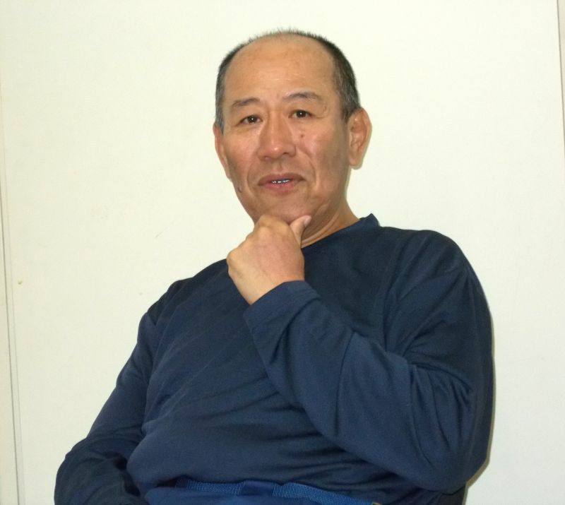 インタビューに答える徹工業の古屋徹社長＝久喜市桜田の本社
