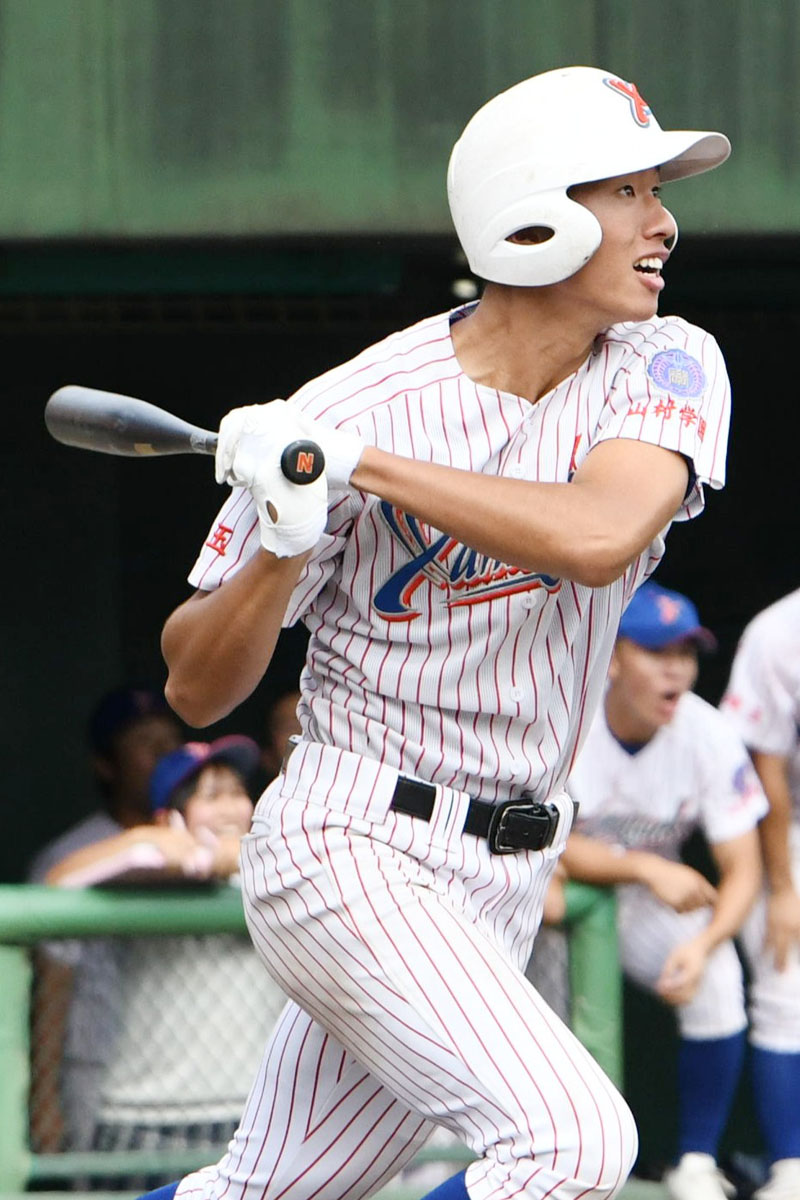 身長192センチ、体重95キロの恵まれた体格を生かして打球を飛ばす山村学園の松本