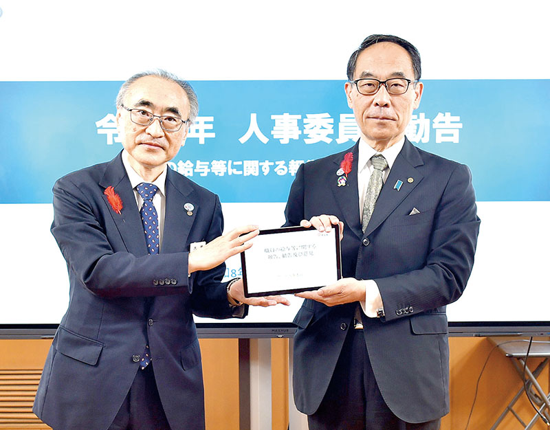 県人事委員会勧告を大野元裕知事（右）に手渡す大沢一司委員長＝15日午前、県庁