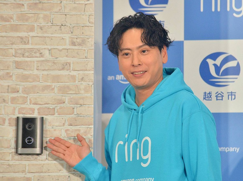 越谷市内に設置されるドアホンを紹介する山下健二郎さん