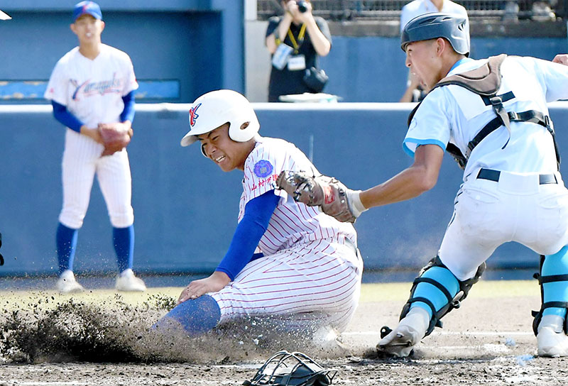 山梨学院―山村学園 1回裏山村学園2死二塁、渡辺の左前打で二塁走者斉藤が本塁を狙うもタッチアウト。捕手光永