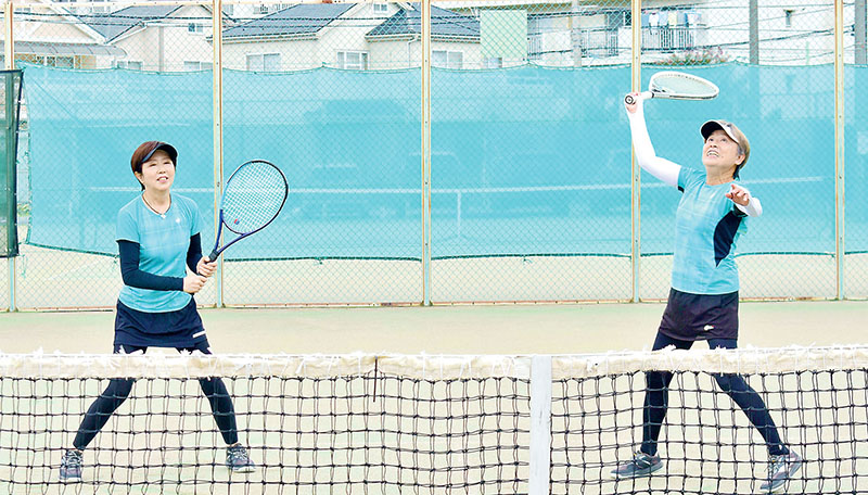初ペアで大会に臨む炭谷綾子選手（右）と尾形愛美選手＝9月27日、上尾セントラルテニスクラブ