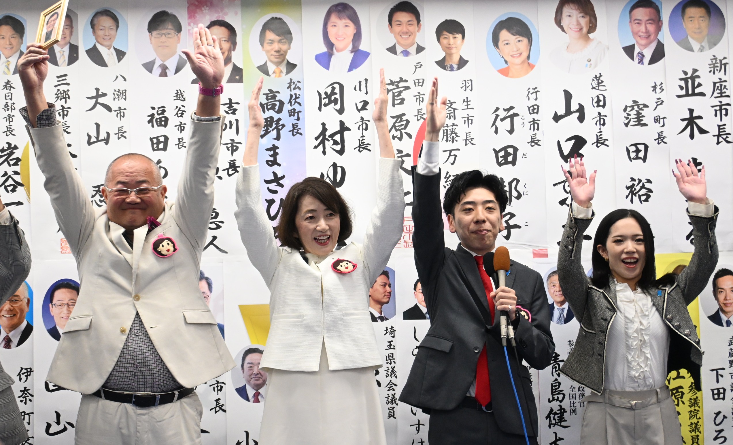 当選の報を受け支援者と喜ぶ山川百合子氏（左から2人目）＝19日午前0時5分ごろ、草加市高砂の選挙事務所