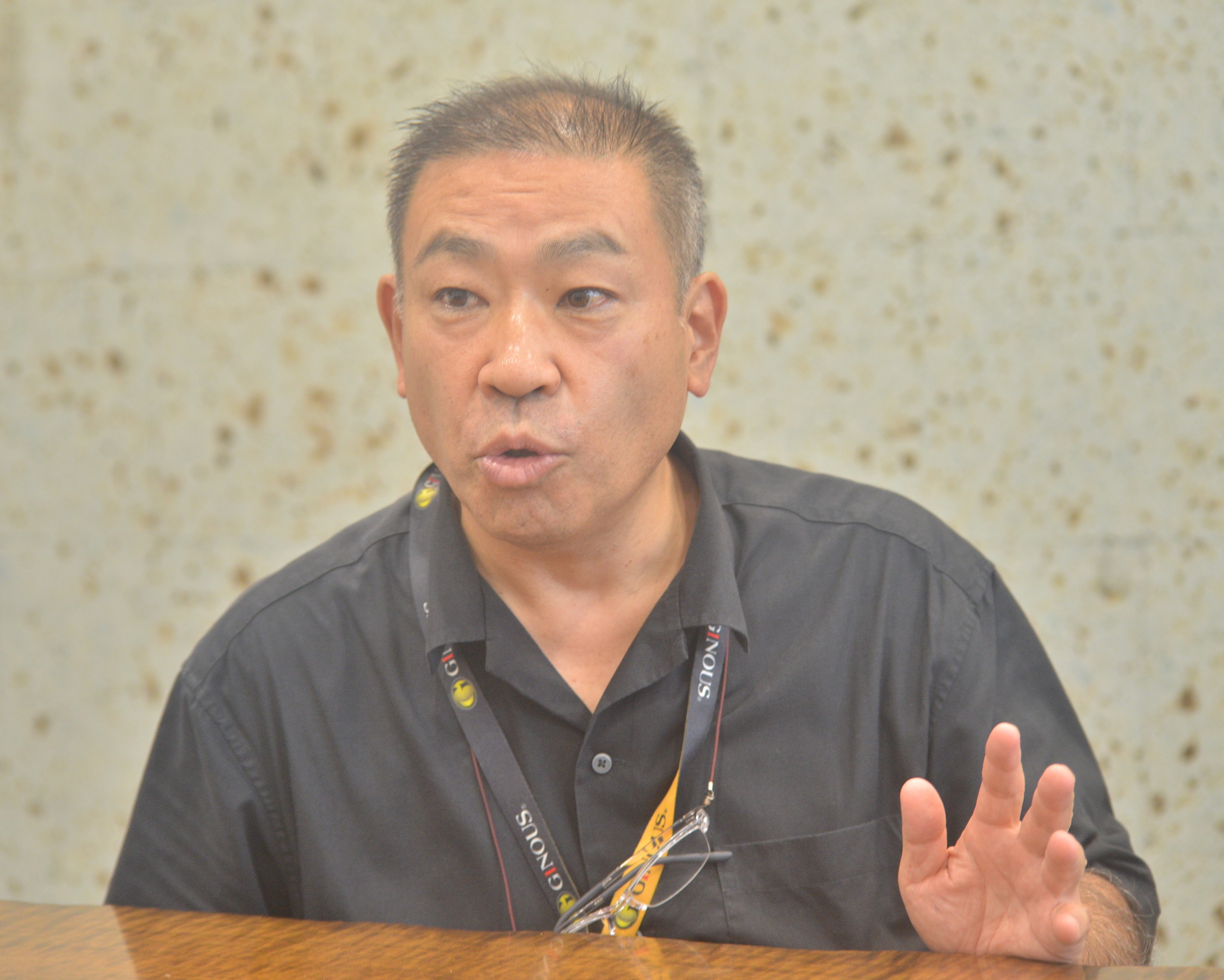 インタビューに答えるギノウスの川﨑浩司社長＝三芳町上富の本社