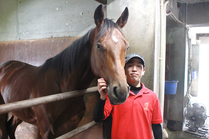 重賞初制覇したウノキボンバイエ号と室陽一朗騎手。「調教から信頼関係を築き、一緒に大きなレースを勝てたら」と目を輝かせる