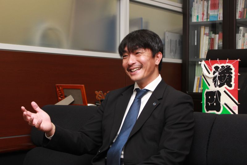 新キャッチコピー「経年シンカ」を掲げ、リノベーションを通じた社会課題解決を目指す横田生樹社長＝14日午前、春日部市豊野町の正和工業埼玉本社