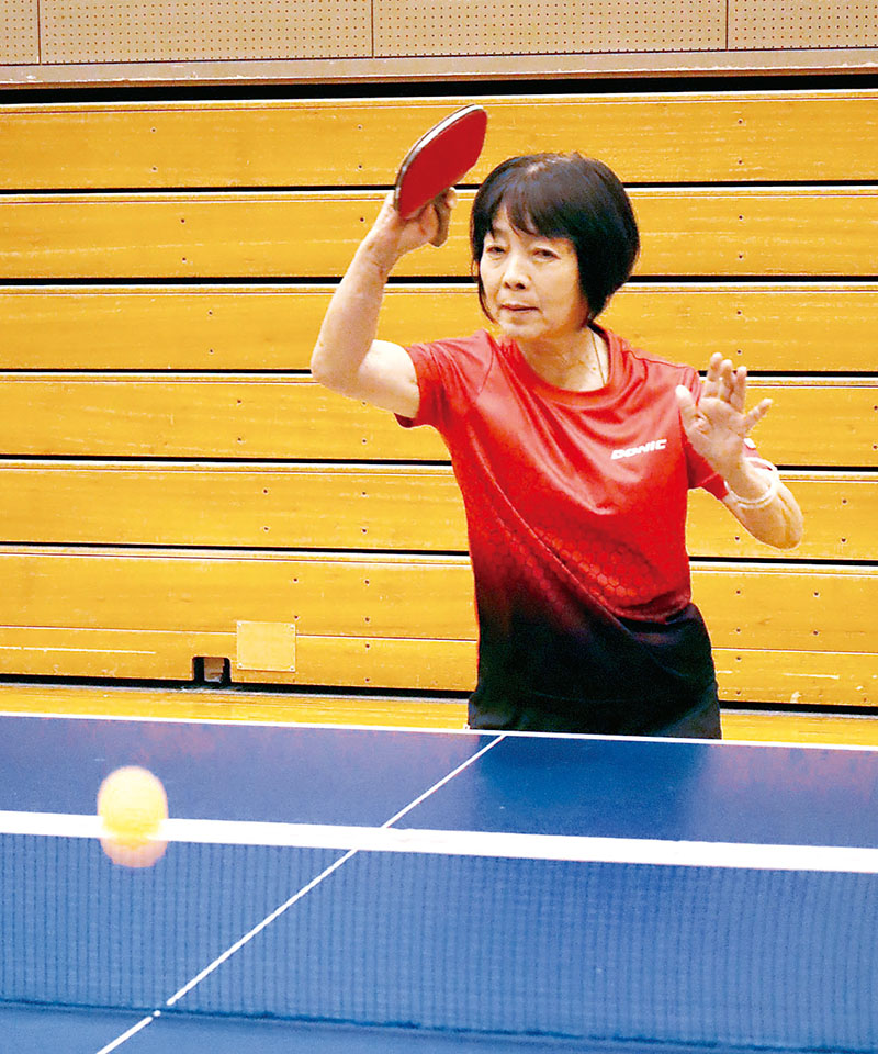 練習でオレンジのラージボールを打ち返す浅川洋子選手