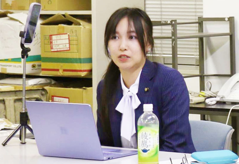 仮処分を申し立てて会見した川口市の岡本さゆり市議＝16日、さいたま市浦和区