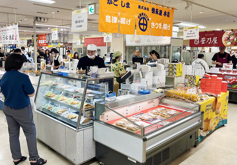 初日から大勢の買い物客でにぎわう会場＝21日、さいたま市大宮区