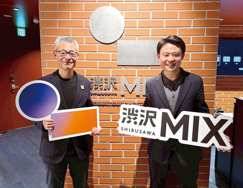 ＡＩベストパートナーズの木村直人代表 （写真右）と父・智さん＝さいたま市大宮 区の渋沢ＭＩＸ