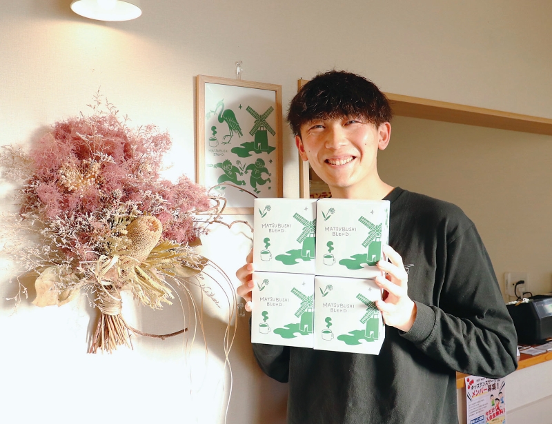 庭珈琲の代表・稲庭洋佑さん。手にはオリジナル の松伏ブレンド＝松伏町上赤岩の庭珈琲