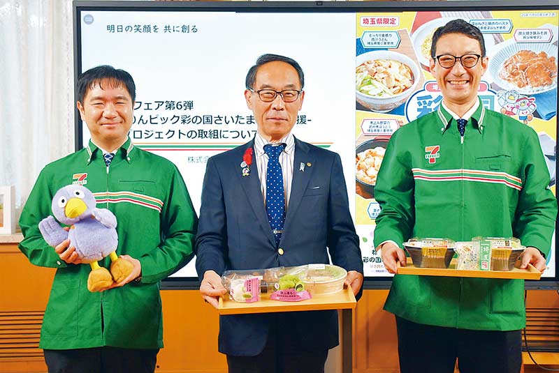 大野元裕知事（中央）にフェア商品をPRしたセブン-イレブン・ジャパンの社員ら＝20日午後、県庁