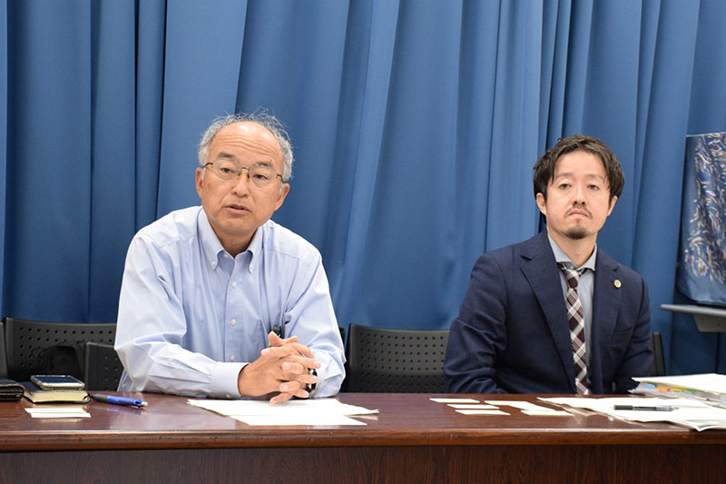 障害者加算の支給を怠ったとして加須市を提訴し、会見を行った猪股正弁護士（左）と増田悠作弁護士＝20日午前、さいたま市浦和区の県庁会見室