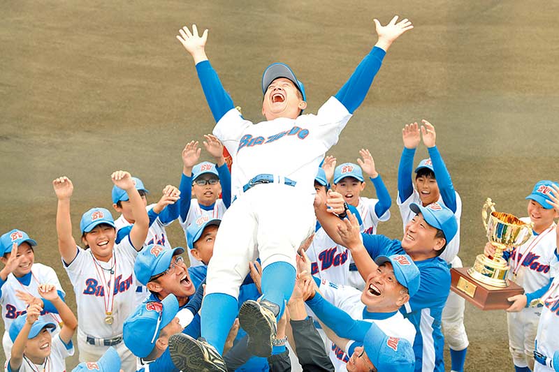 初優勝を飾り、ナインやスタッフに胴上げされる浦和ビッグウェイブの新藤剛監督