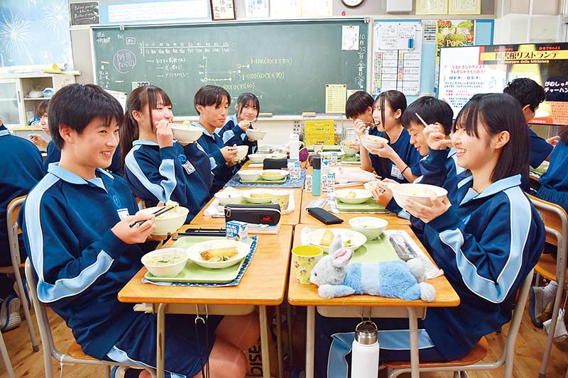 「がむしゃらチャーハン」を食べる生徒たち＝23日、春日部市立大増中学校
