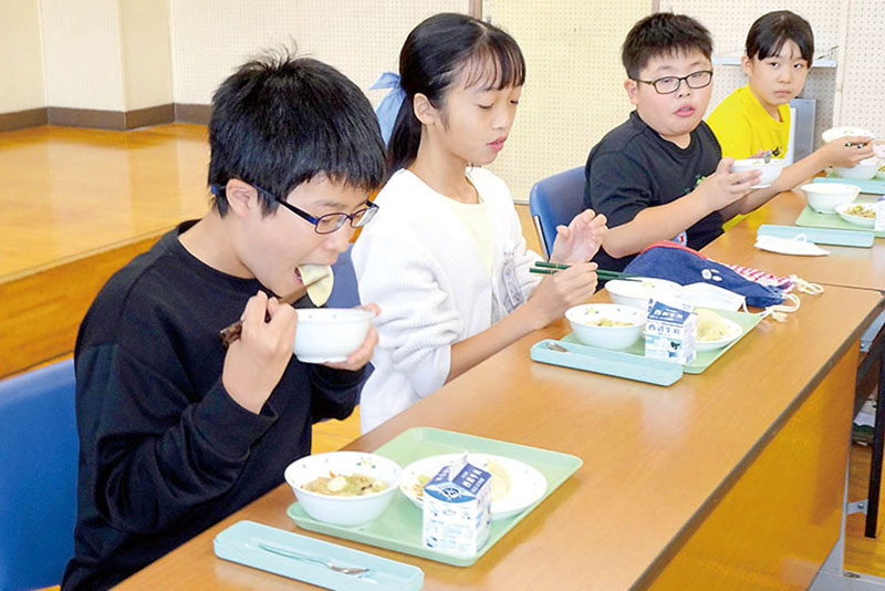川越市と「ぎょうざの満洲」との連携で考案された給食を楽しむ児童＝10月23日午後、同市郭町の市立川越小学校