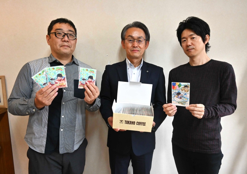 新ブレンドを開発した（左から）鷹野洋平社長と三田浩嗣局長、パッケージをデザインしたヨシカワナオヒデさん＝10月27日、川口市内