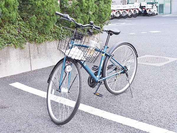 男が犯行時に使用した自転車＝7日午後3時半ごろ、浦和署