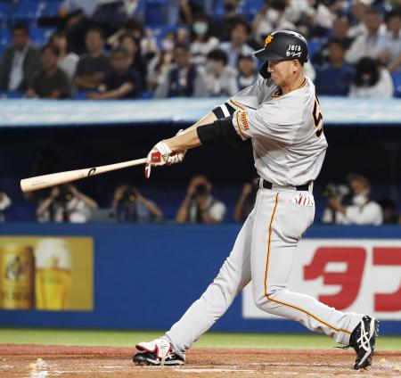 ４回巨人無死一、二塁、秋広が右越えに３ランを放つ＝神宮