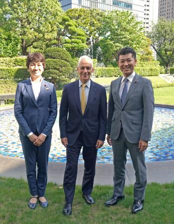 東京都内で面会し、記念撮影するエマニュエル駐日米大使（中央）と立憲民主党の泉代表（右）＝１７日（立憲民主党提供）