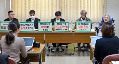 　記者会見する愛知県内の障害者団体の代表者ら＝２１日午前、名古屋市