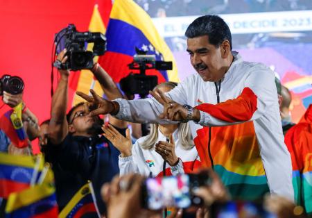 ３日、ベネズエラ・カラカスで、集まった支持者らの声に応えるマドゥロ大統領（ロイター＝共同）