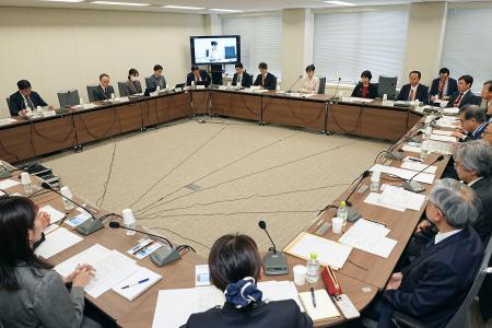 　「支援金」制度の素案を示した有識者会議＝１１日午後、東京都千代田区