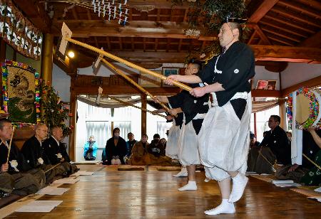 和歌山県かつらぎ町の遍照寺で５年ぶりに上演された「花園の御田舞」＝１１日午後