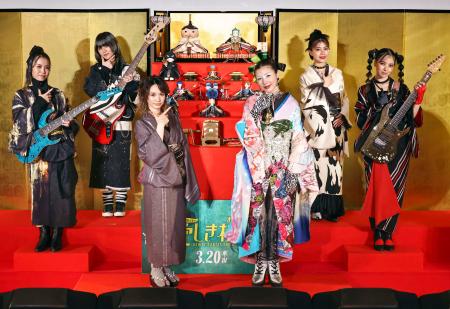 　イベントに登場した仲里依紗（前列中央右）と「ＮＥＭＯＰＨＩＬＡ」のメンバーら＝東京都新宿区