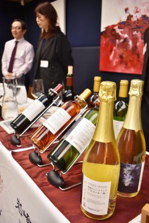 ２１日、英ロンドンで開かれた山梨県産ワインの販売促進会で、試飲用に並べられた甲州ワイン（共同）