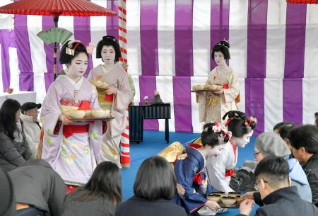 京都・北野天満宮の「梅花祭」で、参拝客をもてなす芸妓ら＝２５日午前