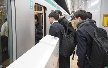 神戸市営地下鉄を利用する高校生＝２７日、神戸市