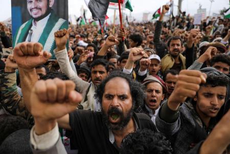 　ガザ地区のパレスチナ人への連帯を示すイエメンのフーシ派支持者ら＝１日、首都サヌア（ロイター＝共同）