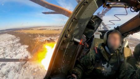 　ウクライナ東部ドネツク州リマン周辺で上空から攻撃するロシア軍。２月１６日に動画が公開された（ロシア国防省提供・ゲッティ＝共同）
