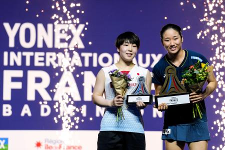 　女子シングルスで準優勝し、トロフィーを手にする山口茜。右は優勝した安洗塋＝パリ（ゲッティ＝共同）