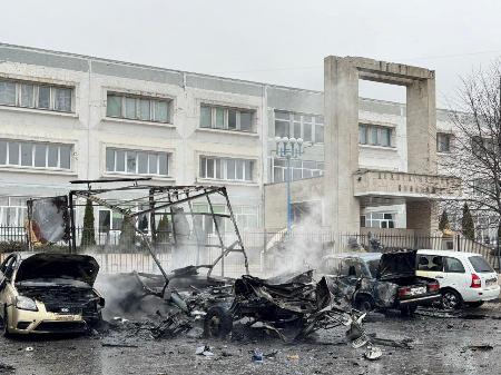 　１６日、ロシア西部ベルゴロドで破壊された車。地元当局はウクライナのミサイル攻撃によるとしている（グラトコフ・同州知事のテレグラムより・ロイター＝共同）