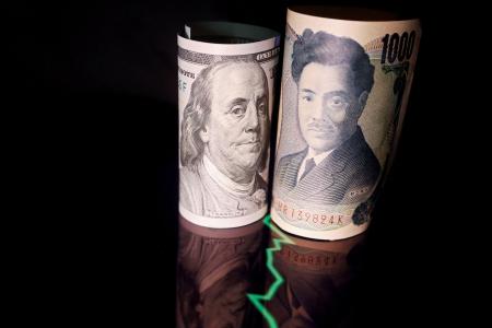 　日本円と米ドル紙幣（ロイター＝共同）