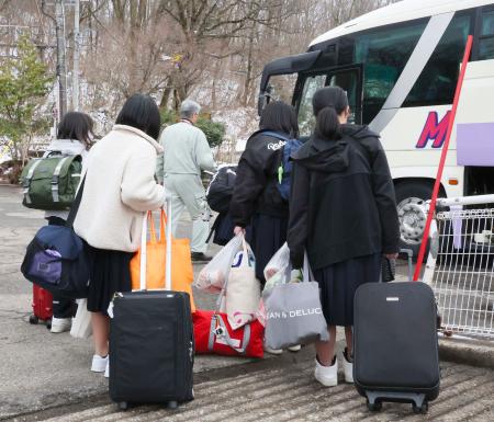 　集団避難を終え、石川県珠洲市に向かうバスに乗り込む中学生ら＝２１日午後、金沢市（代表撮影）