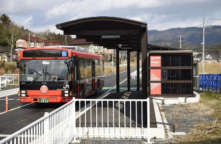 　鉄道に代わり運行されているバス高速輸送システム（ＢＲＴ）＝２０１６年１月、宮城県気仙沼市