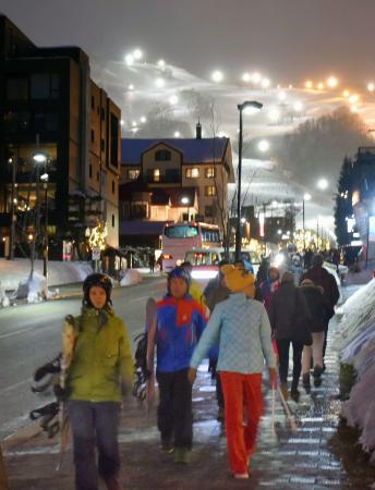 　北海道☆（人ベンに貝の目が組のツクリ）知安町ニセコ地区の中心部を歩く外国人スキー客ら＝２０１７年２月