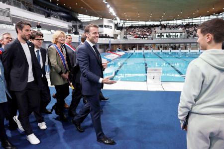 　新設のアクアティクスセンターの完成記念式典に出席したフランスのマクロン大統領（手前中央）＝４日、パリ郊外サンドニ（ロイター＝共同）