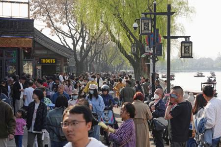 　「清明節」に伴う連休で北京市内の観光地を訪れた人たち＝５日（共同）