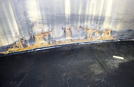 　東京電力福島第１原発の処理水保管タンク内面で見つかった腐食＝３月２６日（同社提供）